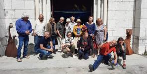 4-groupe-dehors-eglise-gal